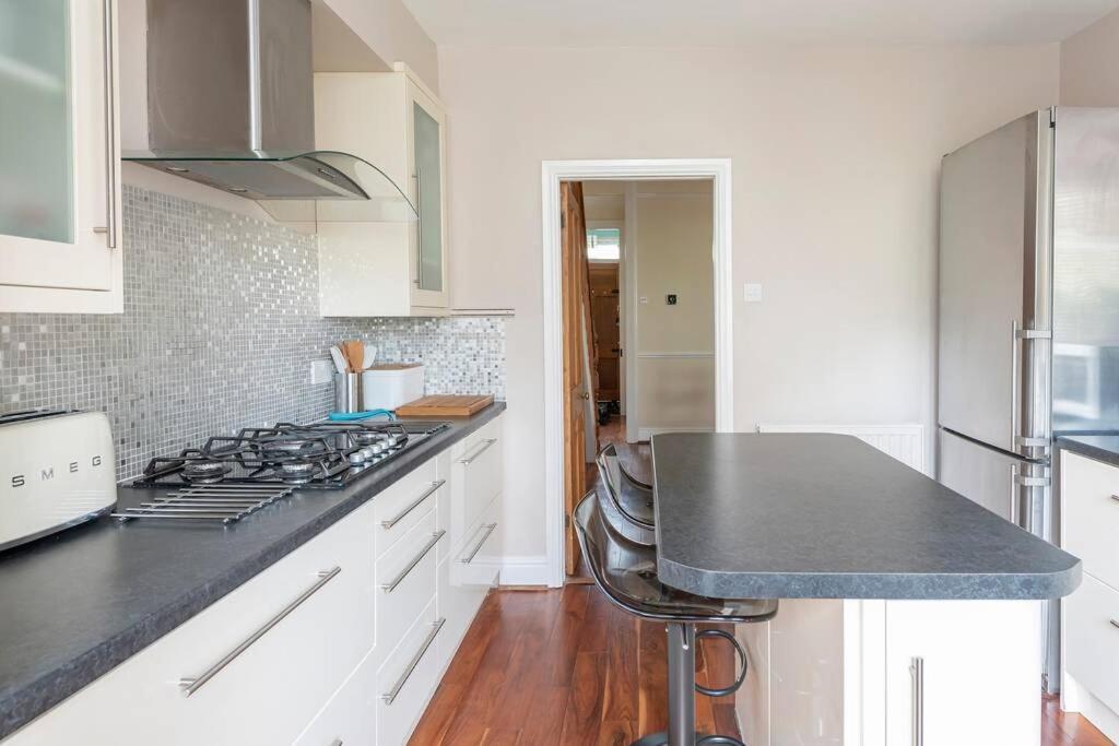 Spacious House - 2 Double Rooms - Street Parking - Garden Бат Экстерьер фото